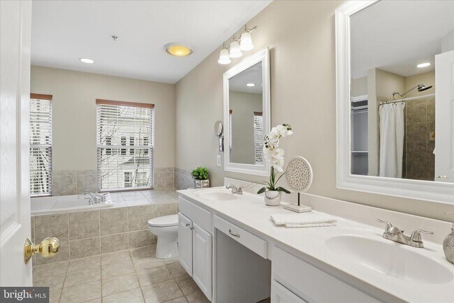 Building Photo - 5053 Kilburn St