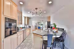 Building Photo - 3407 N Mountain View Dr