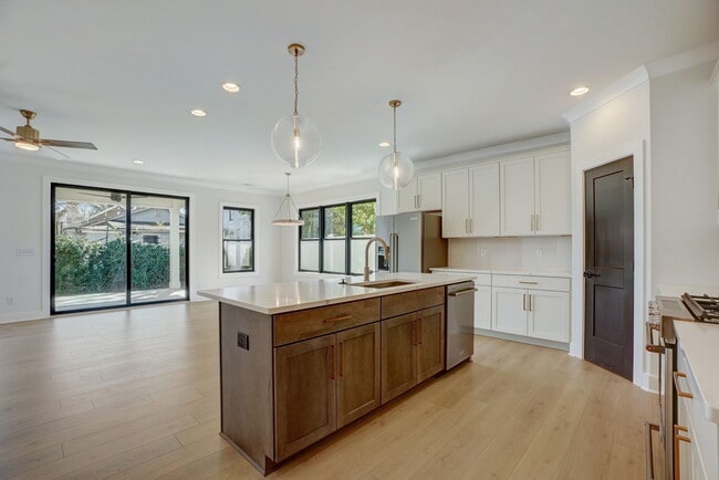 Building Photo - 1112 Pender St