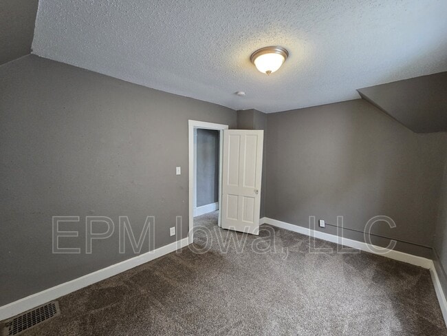 Building Photo - 514 Logan Ave