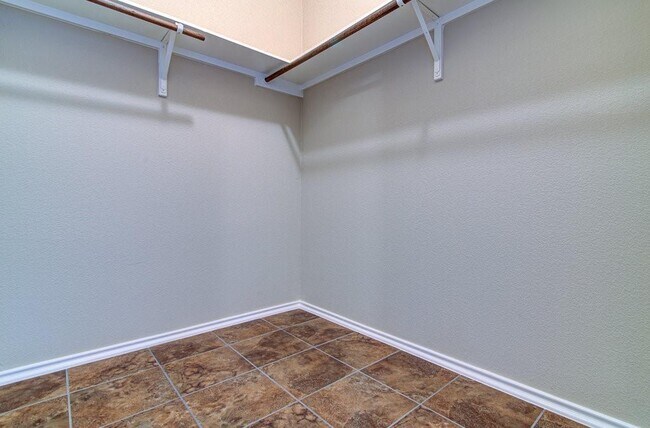 Building Photo - 1808 McClannahan Dr