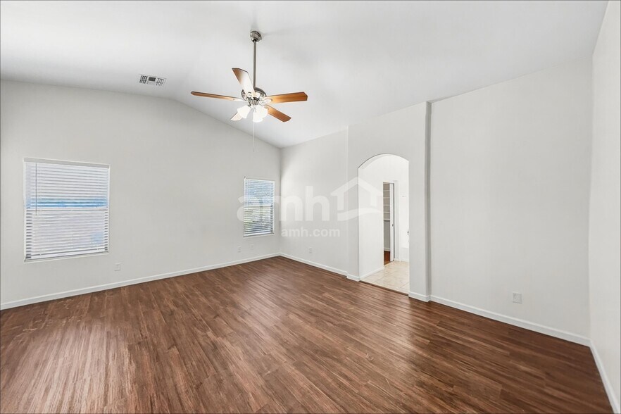 Building Photo - 3910 E Hematite Ln