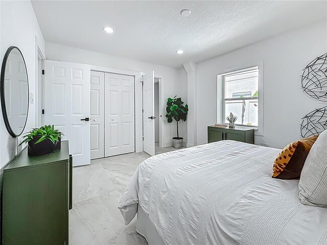 Building Photo - 572 Baywood Dr N