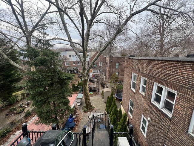 Building Photo - Lovely 2 Bed 2 Bath Gardens House w Terrace