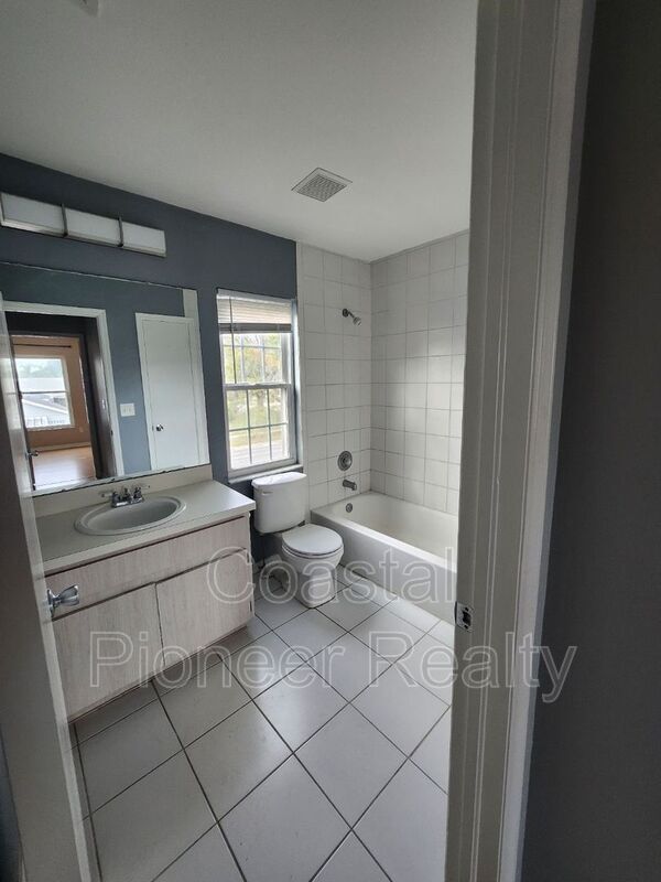 Building Photo - 10121 Sea spray Pl