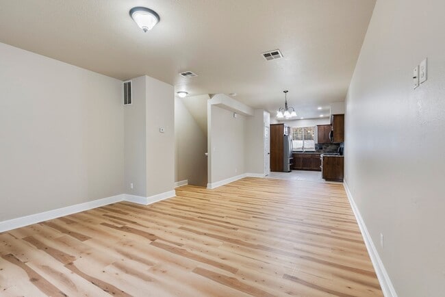 Building Photo - 3BR/2.5 Bath Townhome