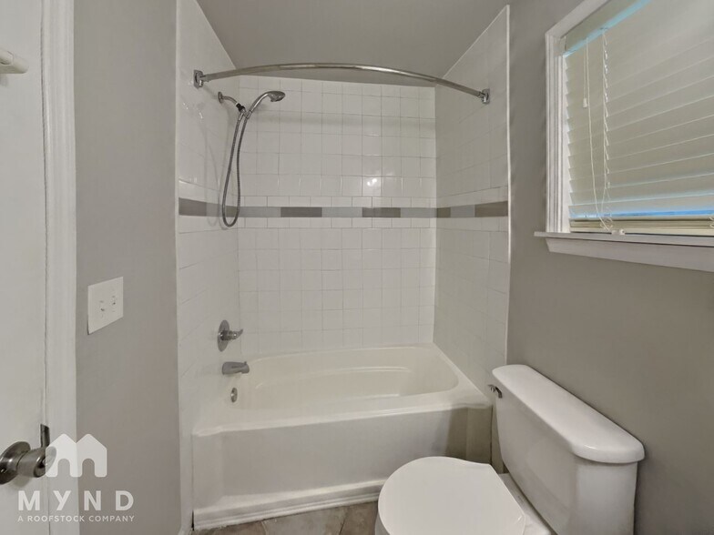 Building Photo - 710 Bluebird Dr SE