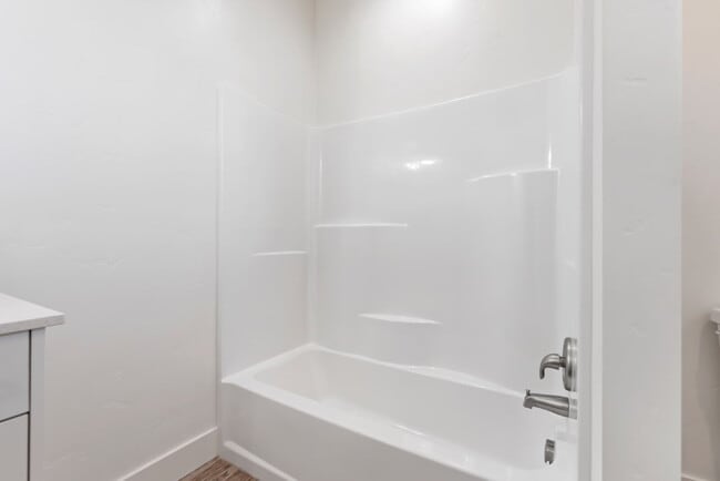 Building Photo - "Discover Comfort & Style: Spacious 3-Bed,...