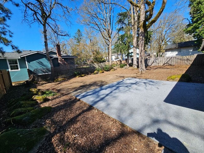 Building Photo - Roomy Ranch in Gladstone