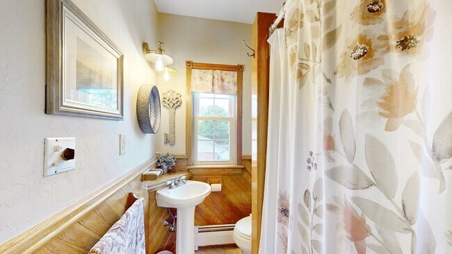 Building Photo - 654 Main St