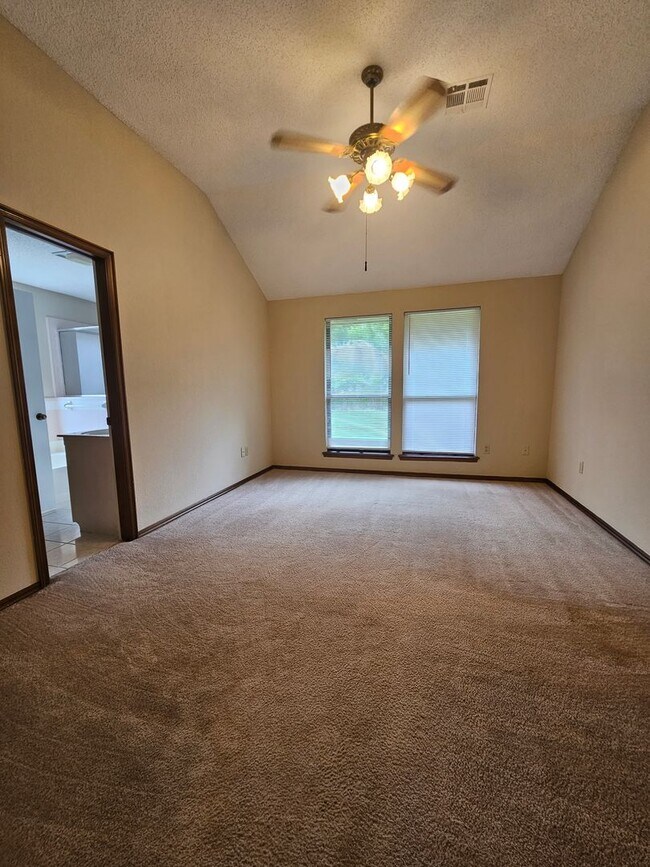 Building Photo - (3) Bed, (2)Bath Avail NOW! Cambridge Addi...