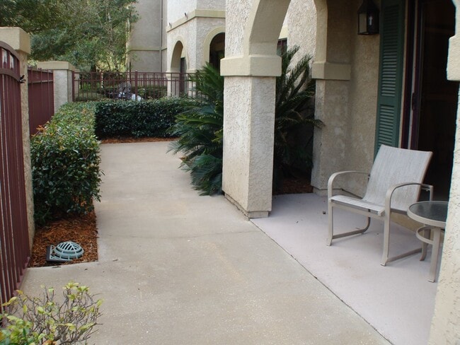 Building Photo - 1-bedroom furnished condo with fenced courtyard