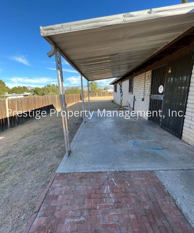 Building Photo - 4bd/2ba Southeast home with HUGE Backyard