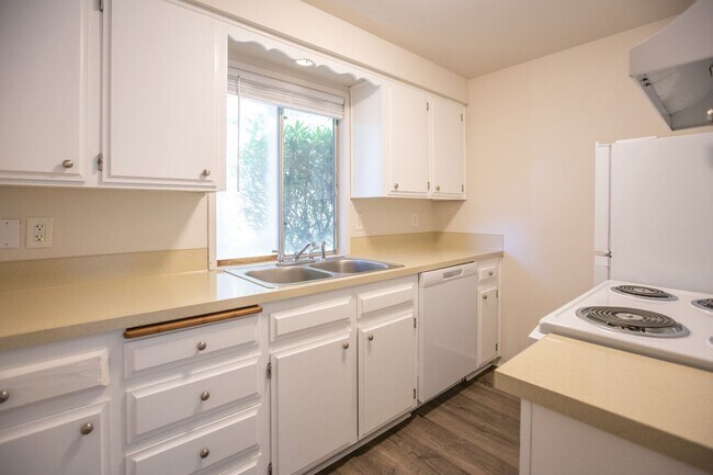 Building Photo - SWINGWOOD