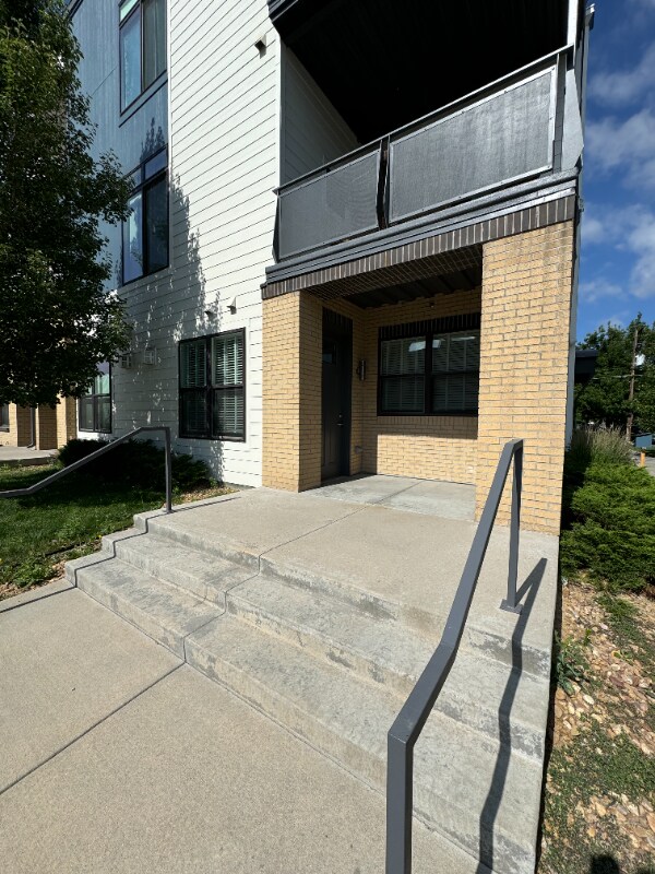 Building Photo - 336 E 1st Ave