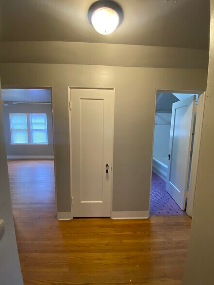 Building Photo - 22 E Woodrow Pl