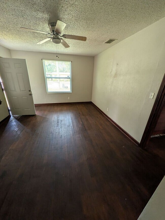 Building Photo - Affordable & Cozy Living at $1,099