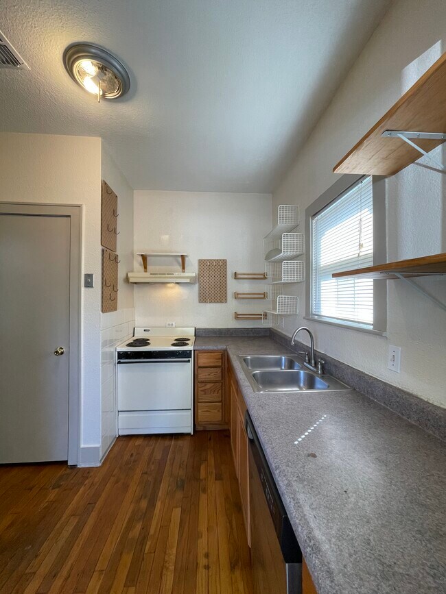 Building Photo - 713 E Elmira St