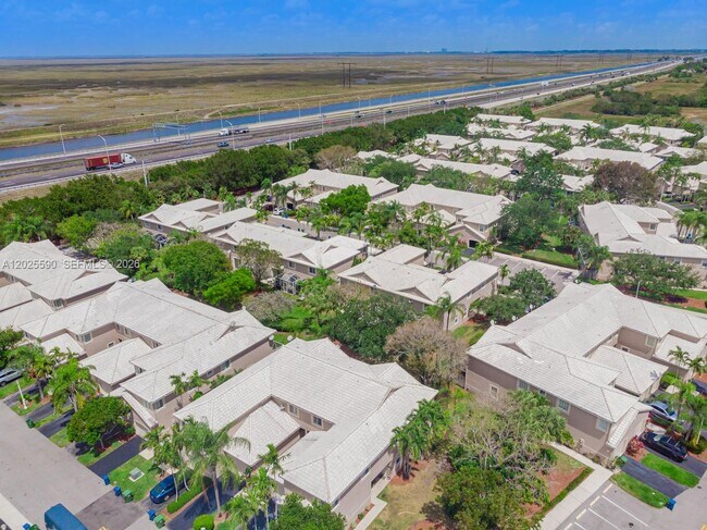 Building Photo - 2098 Madeira Dr