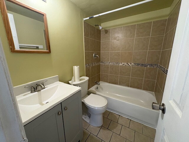 Building Photo - Beautiful hardwood floors and new appliances!