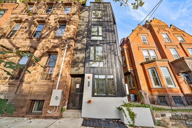 Building Photo - Fairmount/Brewery town gorgeous luxury apartment home, oversized rooms