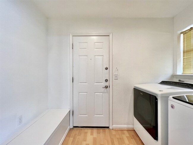 Building Photo - 2732 Parkhaven Dr