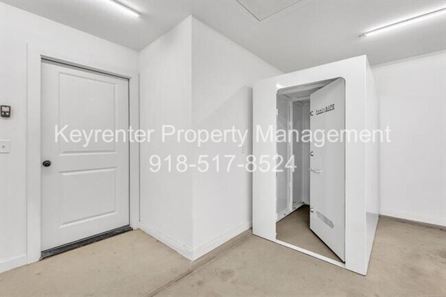 Building Photo - 7104 S Kalanchoe Ave