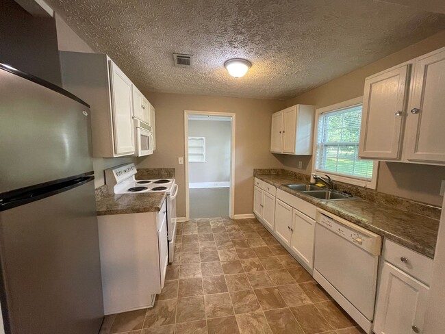 Building Photo - Updated 3/1 House in Cedartown- $1,395