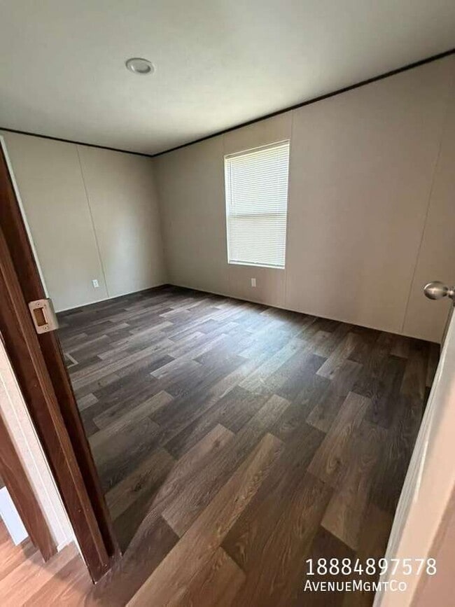 Building Photo - 512 10th St SW