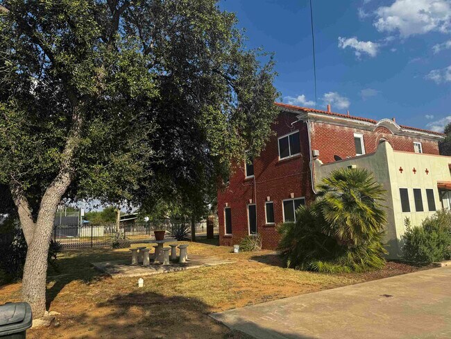 Building Photo - 720 N Stone Ave
