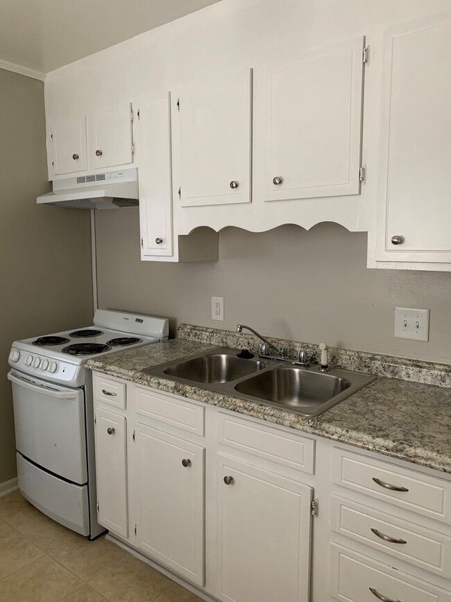 Building Photo - 7 minutes away from Bank of America Stadium!! Move in Ready
