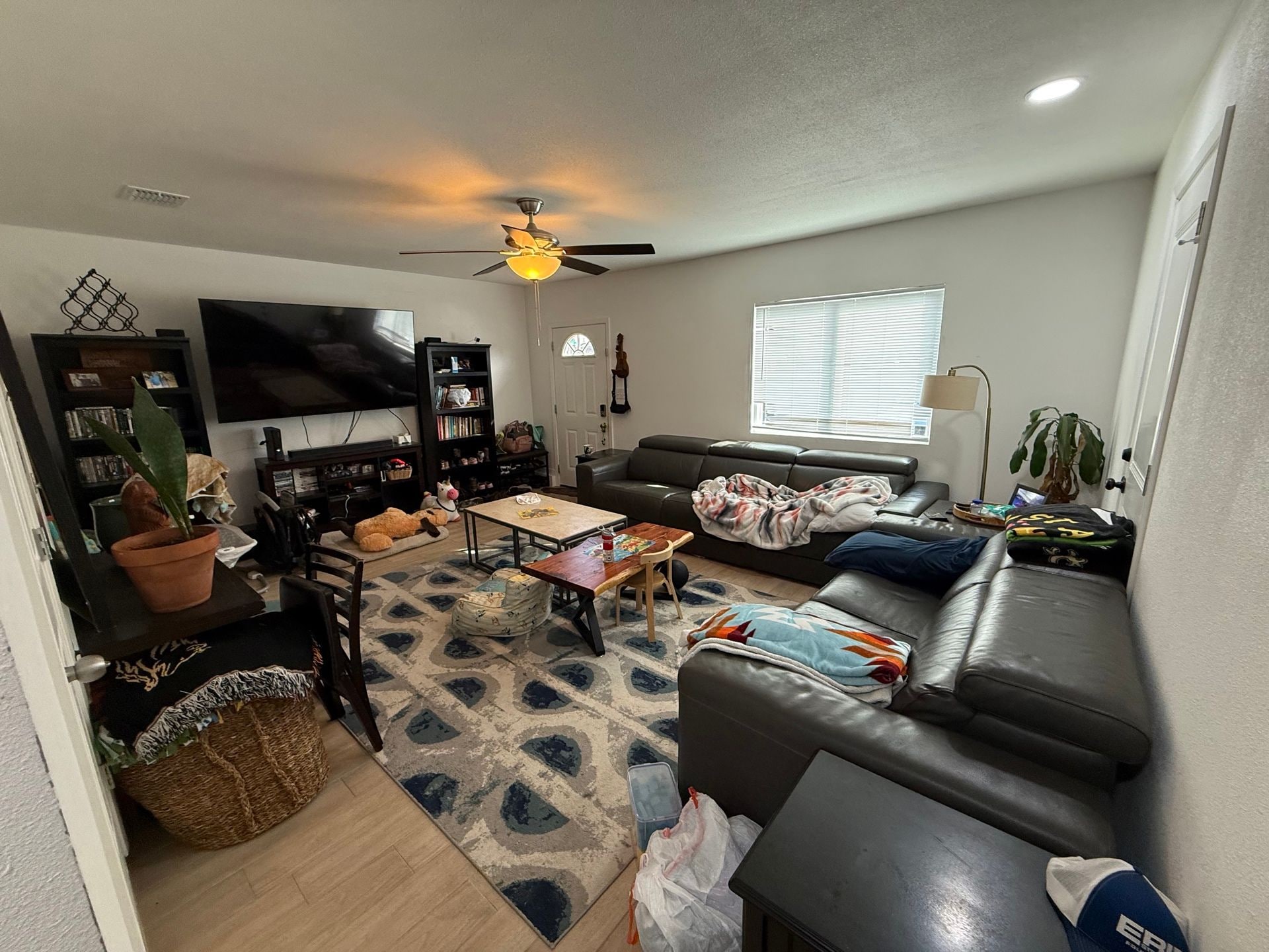 Building Photo - Room in House on Southwest Dr