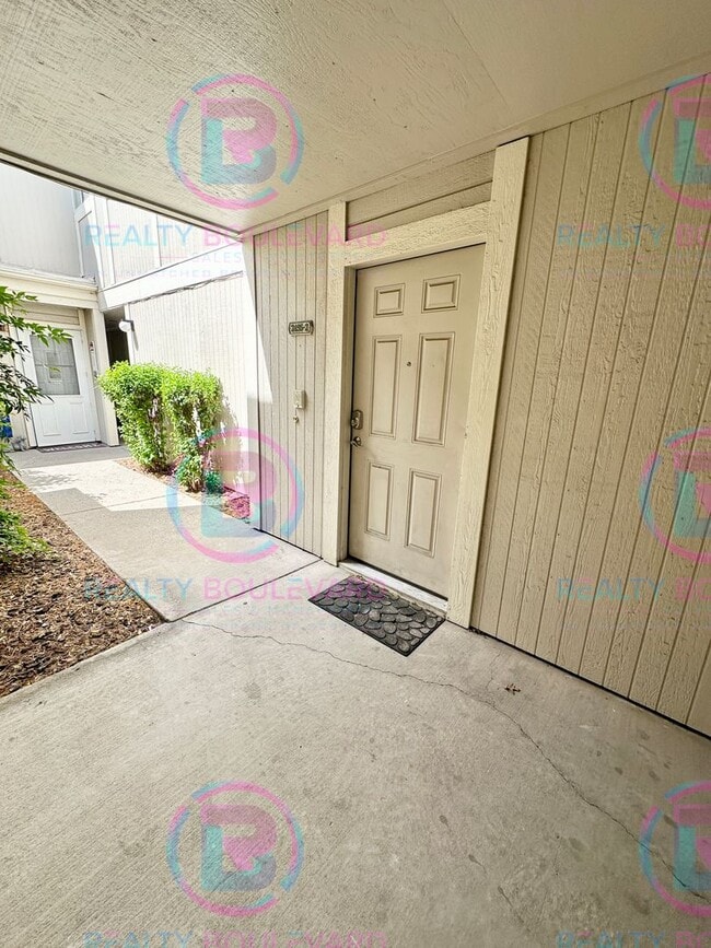 Building Photo - 1/2 Month Free! Contemporary 2-Bed Condo w...