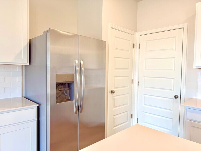 Building Photo - 913 Moray Ln