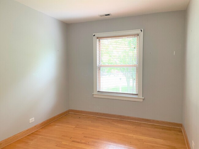 Building Photo - 3722 W Wilson Ave
