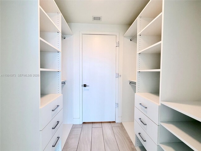 Building Photo - 2000 Metropica Wy