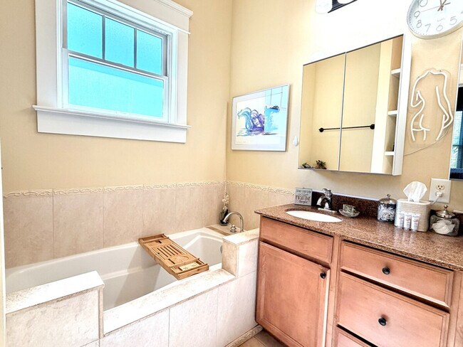 Building Photo - 509 S Willow Ave