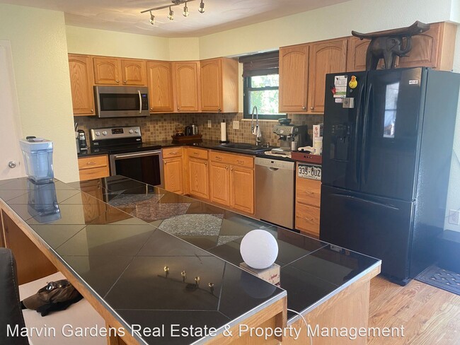 Building Photo - 4 br, 2 bath House - 646 Elliott St.