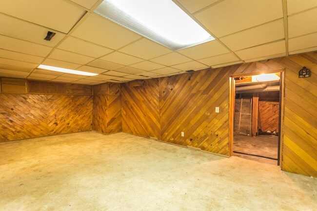 Building Photo - Spacious 3 bedroom with fenced in yard!