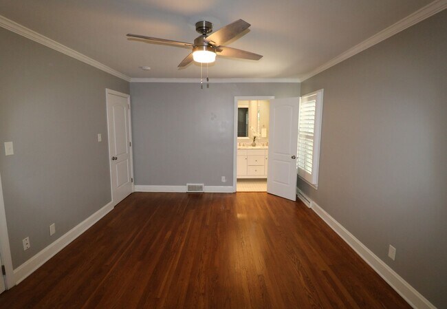 Building Photo - 2833 Wesleyan Ln