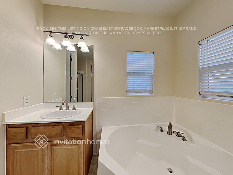 Building Photo - 765 Feather Ridge Dr