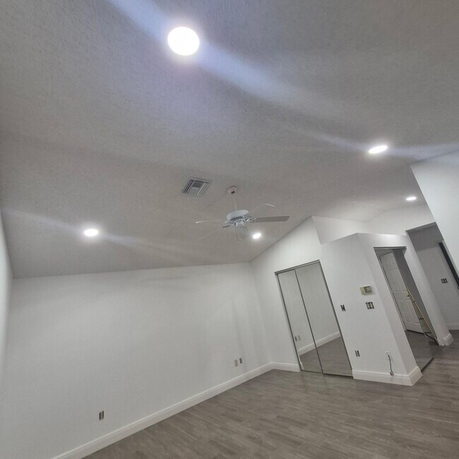 Building Photo - 7296 Via Palomar