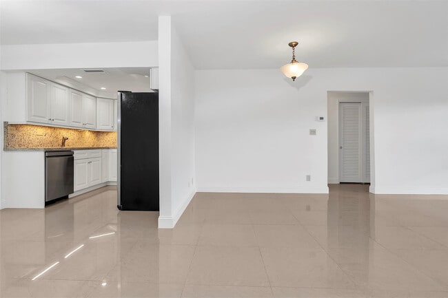 Building Photo - 1049 NW 30th Ct