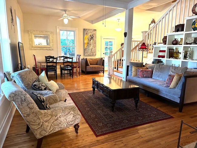 Building Photo - Vintage Home, furnished and upgraded: Occi...