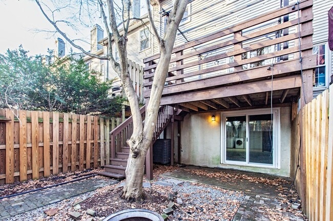 Building Photo - 3 bedroom, 2.5 bath in Mendenhall Village