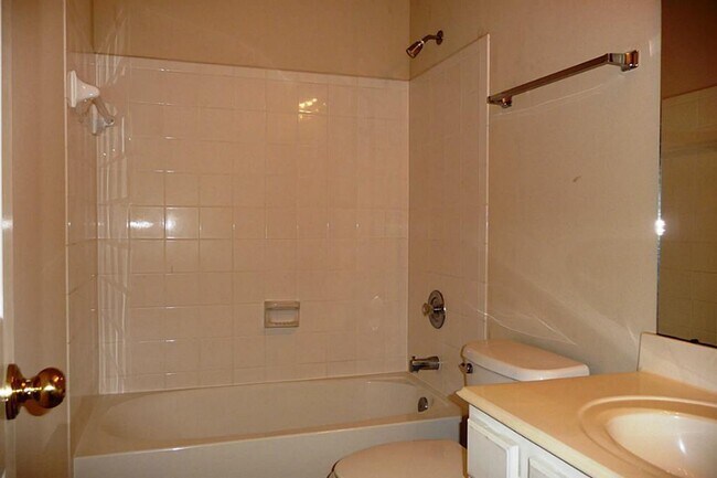 Building Photo - 211 Hartwood Ct