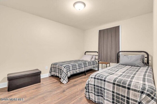 Building Photo - 310 Falcon Dr