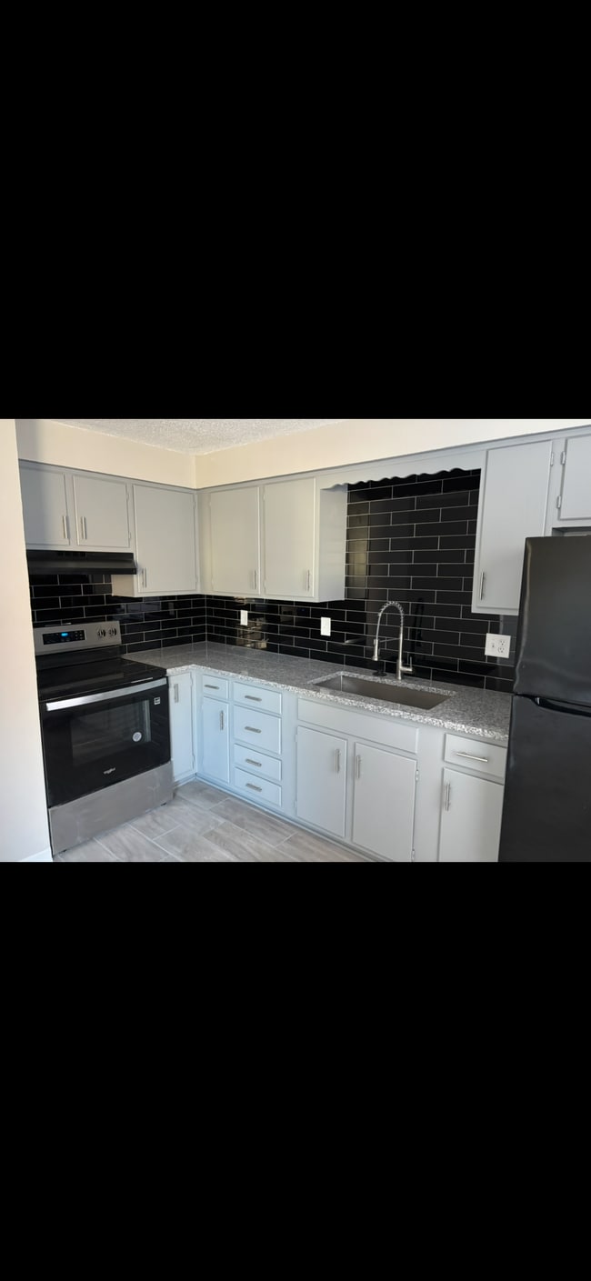 Building Photo - Bonner Springs Apartment Complex