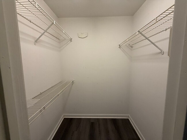Building Photo - Spacious 3 Bedroom, 2 Bath Home with Garag...