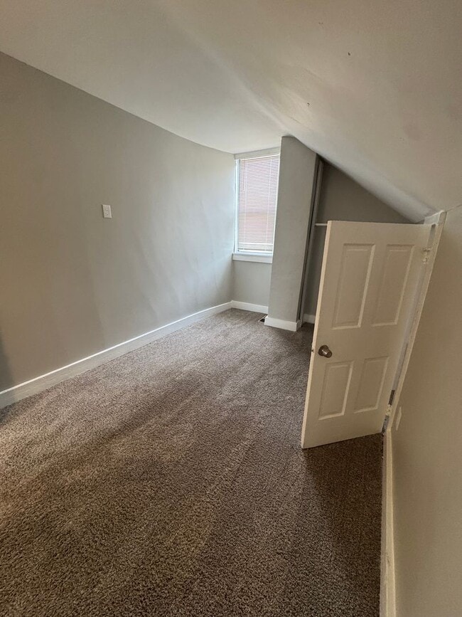 Building Photo - Spacious Four Bedroom House Close to Downt...